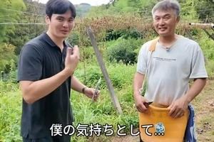 登録者28.5万人の人気YouTuber、福岡・梨5000個盗難被害の農家訪れ寄付　「頑張ってほしいなと思って」