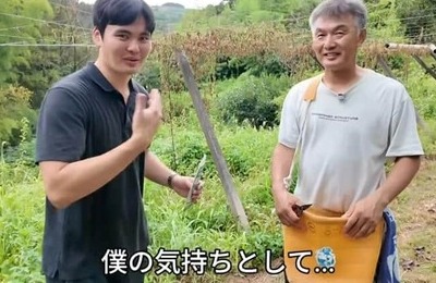 登録者28.5万人の人気YouTuber、福岡・梨5000個盗難被害の農家訪れ寄付　「頑張ってほしいなと思って」