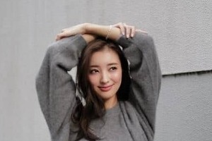 宮本茉由、色気ダダ漏れ白ノースリワンピ姿の美貌に衝撃...「綺麗すぎる」「超絶美しい」　テレ東ドラマ主演で注目