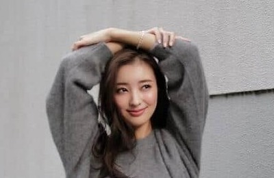 宮本茉由、色気ダダ漏れ白ノースリワンピ姿の美貌に衝撃...「綺麗すぎる」「超絶美しい」　テレ東ドラマ主演で注目