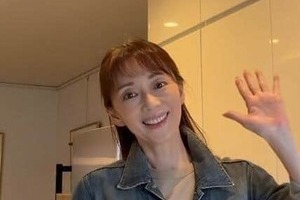 葉月里緒奈、シンプル白タンクトップ姿も色気ダダ漏れ　愛猫だっこしてステキ限界突破...「すごく可愛い～」