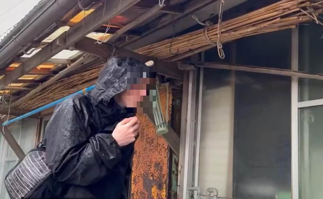 民家に侵入する男（ユーチューブ投稿動画から）