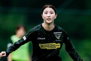 美女サッカー塩越柚歩、キャミ姿で猛暑ディズニー満喫「激カワ」ショット　「全力でびしょ濡れになりました！！」