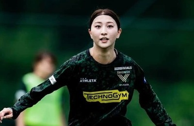 美女サッカー塩越柚歩、キャミ姿で猛暑ディズニー満喫「激カワ」ショット　「全力でびしょ濡れになりました！！」
