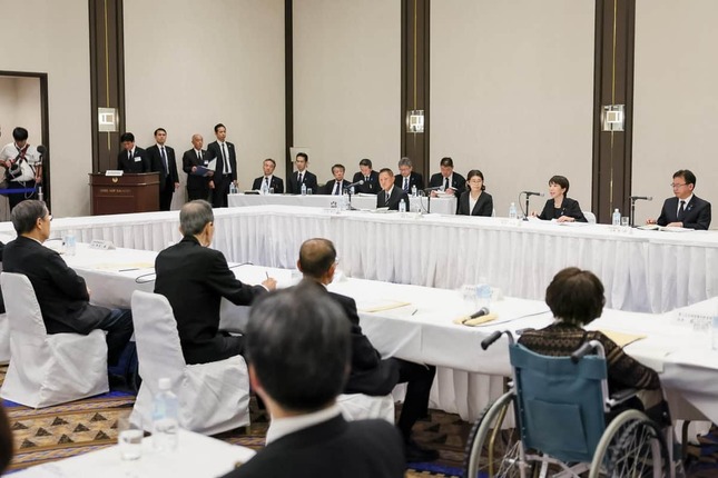 長崎で被爆者団体から話を聞く態度も批判された（写真は高市首相のXから）