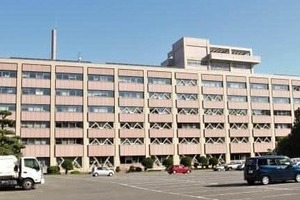 オンライン記者会見にバスローブ姿でたばこ吸う秋田県職員...松井一郎氏「大人としての感覚がずれている」