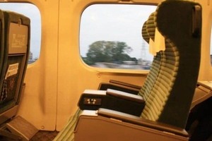 「本当に汚い！！」元セクシー女優が激怒　グリーン車で机に足投げ出し爆音映画、おしぼりを床に捨てる乗客