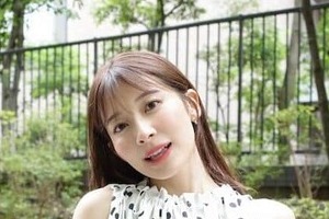 元TBS山本里菜アナ、へそ出し＆ノースリ白ニット姿で色気ダダ漏れ　「美しすぎます」秋先取りコーデ