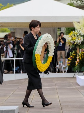 長崎市の式典で献花する高市早苗首相（首相官邸ウェブサイトから）
