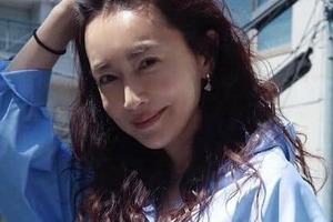 長谷川京子、ミニ丈キャミワンピ×サングラスで色気ダダ漏れ　「カッコ良すぎ」「綺麗ですね」神スタイル炸裂