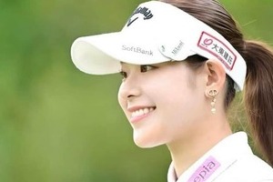 女子ゴルフの吉田鈴、ミニスカコーデでお父さん犬と「激カワ」2ショット　「かわいい」「最高！笑顔が素敵」