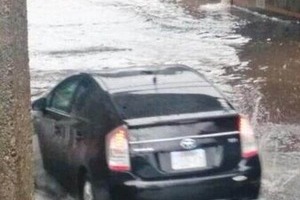 大雨で水没車続出も「エンジンを始動しないで」　JAFが呼びかけた理由とは