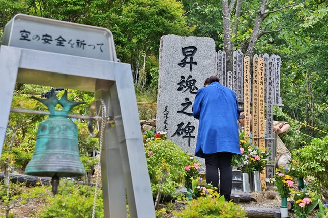 8月12日には多くの人が御巣鷹の尾根に慰霊登山に訪れる（2020年撮影）（写真：アフロ）