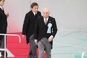保守党・百田氏、全国戦没者追悼式で思わず「何やねん」　「扱いの面倒な方々」集まり困惑...並んで献花も