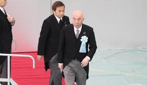 保守党・百田氏、全国戦没者追悼式で思わず「何やねん」　「扱いの面倒な方々」集まり困惑...並んで献花も