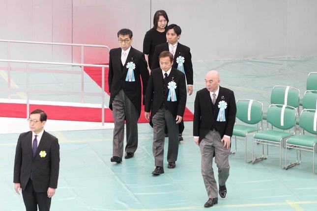 「いのちの党」「チームみらい」からも参列