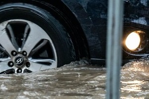 水没した車内からの脱出法は？　「何とかなるという心のバイアスが一番危険」気象予報士・森田正光氏が指摘