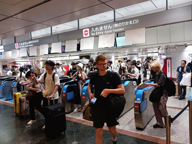 東京駅の東海道新幹線の改札口から出て来る大勢の人たち