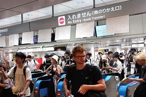 中国人観光客「半減」で吹き飛んだ5210億円　それでも全体消費額は前年超え、訪日客全体もほとんど減っていない