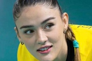 女子バレーNLで話題の美女・トルコ代表ギュネシュ、真っ赤なドレス姿で色気ダダ漏れ　ユニ姿と雰囲気変わって