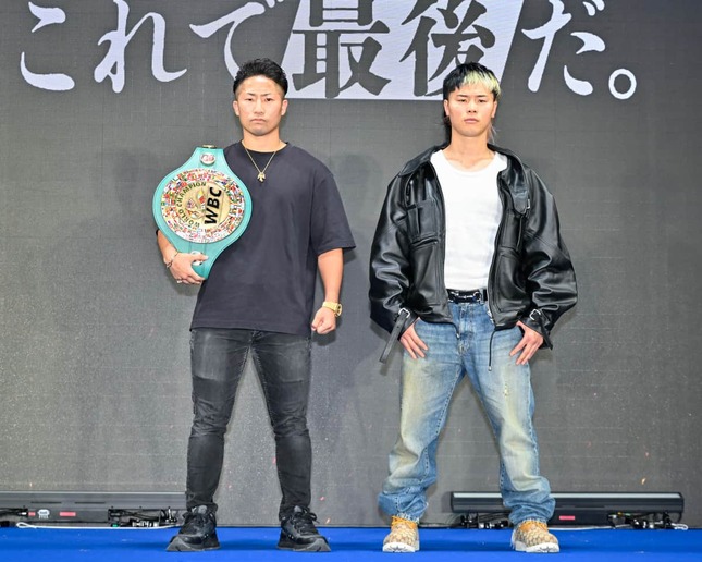 王者・井上と挑戦者・那須川（写真：山口フィニート裕朗/アフロ）