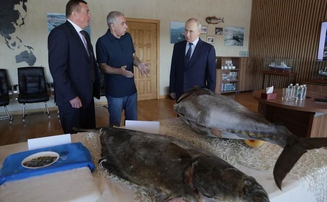 択捉島の水産加工工場を訪問したロシアのプーチン大統領（ロシア大統領府ウェブサイトから）。「北方領土エリカちゃん」の発信が問われている