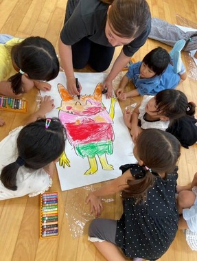 熊本の子どもたちは明るく、元気です。地震後、言葉にできないさまざまな思いを色で表して共有するという保育を行なっています。記事中の事例とは関係ありません。写真提供：恵水幼稚園 （熊本市南区）
