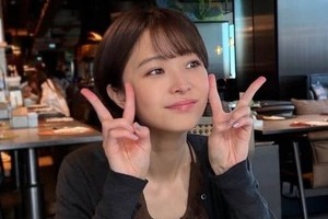 元フジアナ渡邊渚、涼しげ白×青の浴衣姿で...笑顔のピースショットにドキっ　「夏は浴衣だよね！」