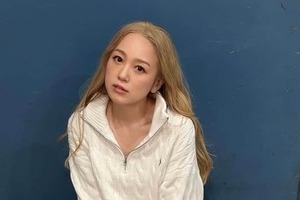 西野カナ、デニムのミニスカ×ミニ丈ツアーTシャツ姿で「激カワ」...へそピもキラリ　「可愛すぎ」「スタイル抜群」