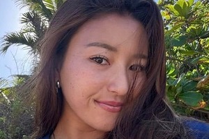 美女サーファー松田詩野、真っ赤なドレス姿で「可愛すぎ」24歳の誕生日　ウェットスーツ姿と雰囲気変わって