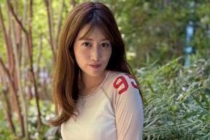 元NHK中川安奈アナ、肩出しノースリ×デニムの夏コーデにドキっ　「綺麗」「スタイル良過ぎ」いつもと雰囲気変わって
