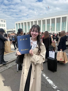 現役慶應生アイドルの「花霞さほ」さん。留年が決まり、友人から学位記を借りて卒業式で記念写真を撮った