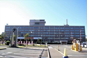 秋田県職員「女性とラブホ、バスローブ姿で会議」クビじゃないのは甘いか　盗撮した警察官は減給だった