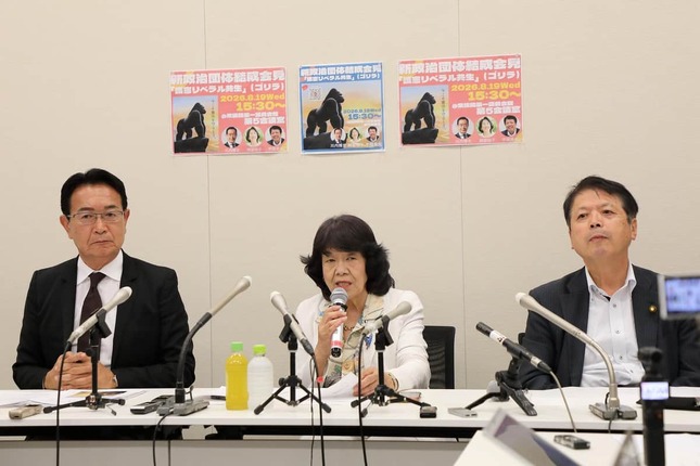 背景には「ゴリラ」のポスター