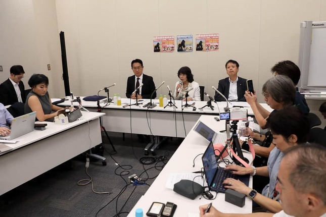 会見には多くの記者が集まった