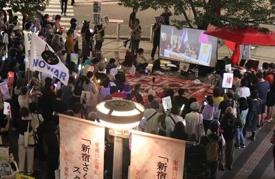 「戦争に加担したくない」「異常さを感じる」高市政権に新宿駅前でも抗議デモ　平和や反戦を求め