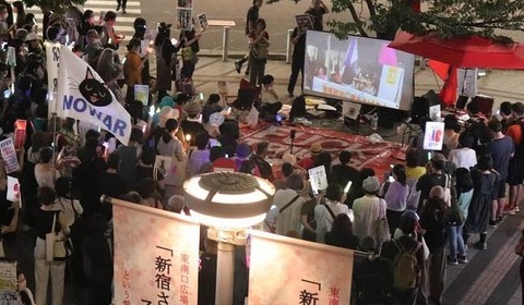 「戦争に加担したくない」「異常さを感じる」高市政権に新宿駅前でも抗議デモ　平和や反戦を求め