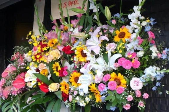 著名人名義の祝い花を自作自演していた（画像はイメージ）
