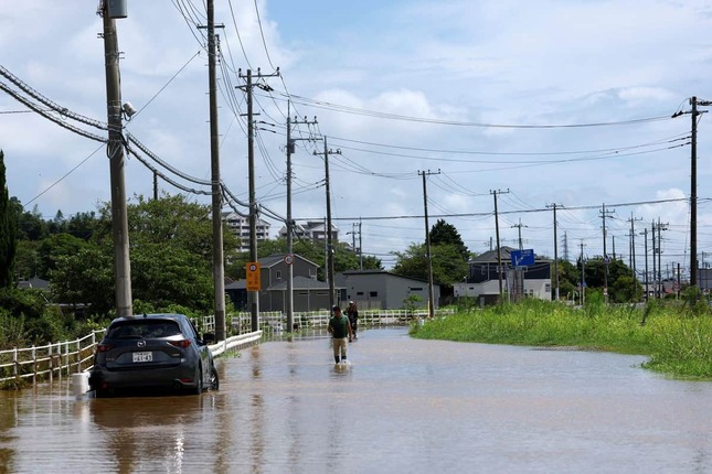 千葉県で記録的豪雨、水につかった車も（写真：ロイター/アフロ）
