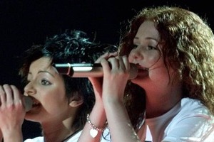 一世を風靡した「t.A.T.u.」ユーリャ、ミニ丈キャミワンピで色気ダダ漏れ　黒髪ショートの頃と雰囲気変わって