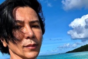 武田真治、22歳年下美人モデル妻と夫婦2ショットに反響　「いつまでも若々しくて変わらない」「奥さま可愛い」