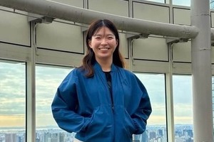 女子ゴルフの渋野日向子、ミニスカ×鮮やかブルーのセーターのゴルフウェア姿　美しい緑に映えるステキ笑顔