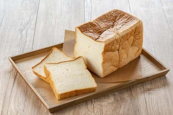 県道に捨てられていたのは30斤以上の食パン（画像はイメージ）
