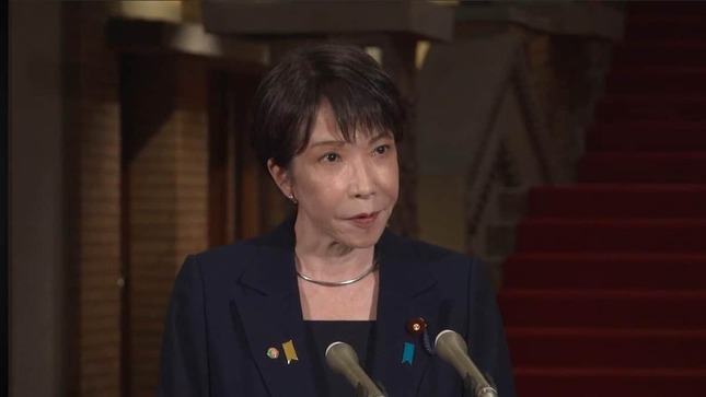 首相公邸で取材に応じる高市早苗首相（写真は首相官邸のXから）