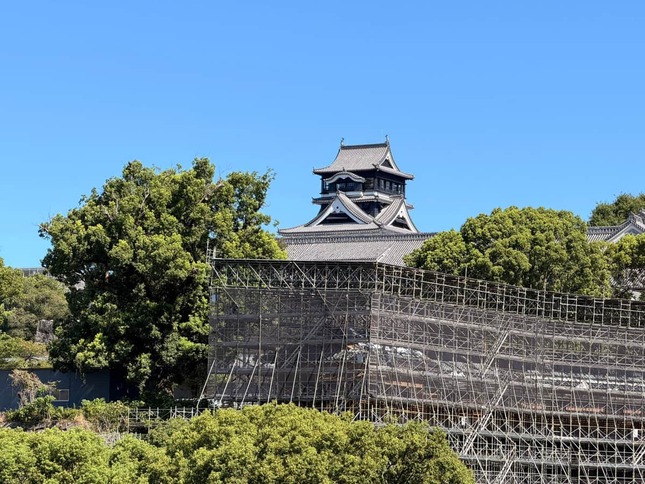 青空の下の熊本城天守閣。8月13日に公開が再開された（熊本市の大西一史市長のXから）