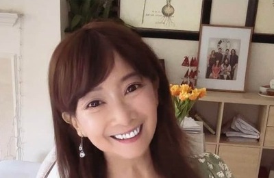 アグネス・チャン71歳、デニムのミニスカ×トップスのコーデで...変わらぬ美貌に衝撃　「可愛い」「ミラクル」