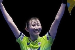 卓球・早田ひな、リゾート風ワンピ姿＆ロングヘアおろして「可愛すぎ」大反響　ユニ姿と雰囲気変わって