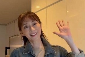 葉月里緒奈、肩出し黒ワンピ姿で色気ダダ漏れ　ステキ笑顔で手を振って...でも「たるたる二の腕恐ろしい」