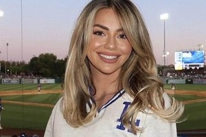 ドジャース・フリーマンの美人妻、白ドレス姿で色気ダダ漏れ...海をバックに　すらり神スタイルのセレブな美貌