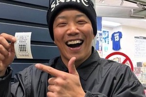 中日・柳裕也＆美人妻・真子さん、肩抱き夫婦ラブラブ2ショット...結婚8年目　「奥様が美し過ぎる」「かわいい」